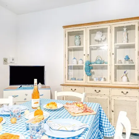 Holiday Fronte Mare Apartment *